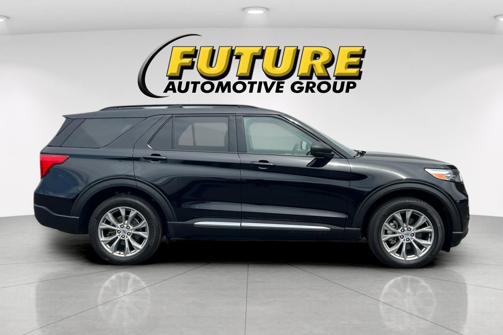 Certified 2022 Ford Explorer XLT w/ Equipment Group 202A AWD/4WD image 2