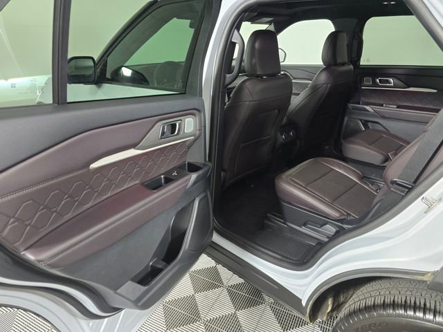 Certified 2025 Ford Explorer Platinum w/ LUX Leather Package AWD/4WD image 17