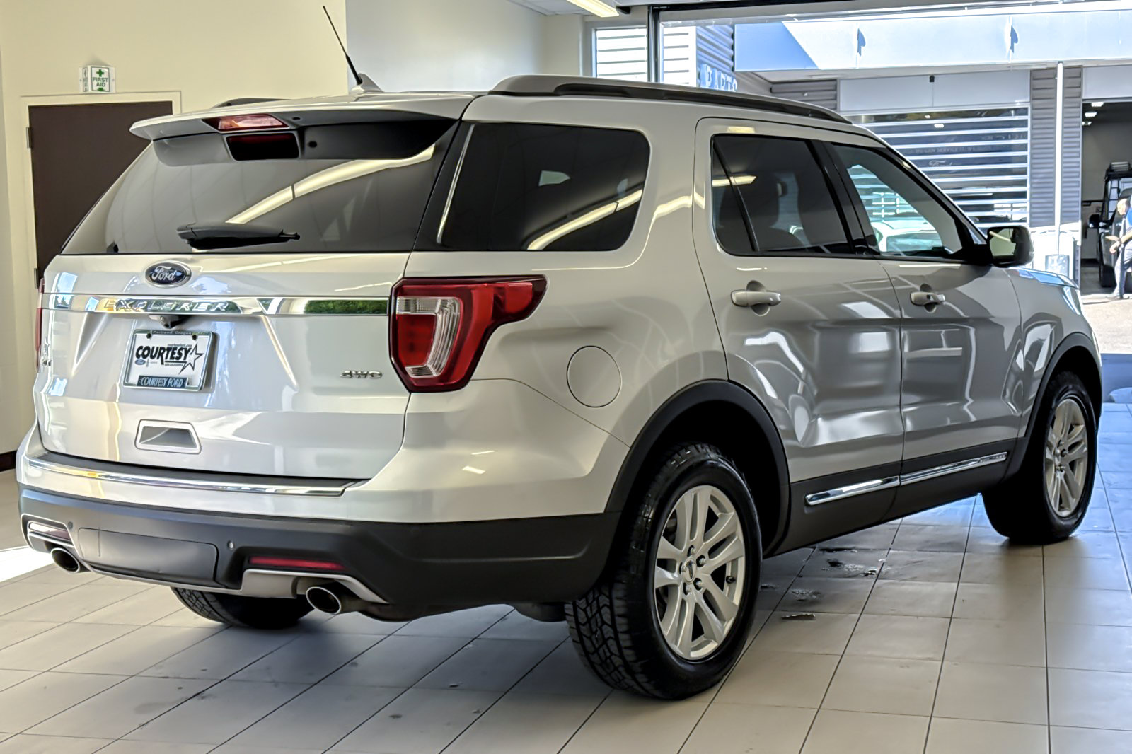 Certified 2018 Ford Explorer XLT w/ Equipment Group 202A AWD/4WD image 4