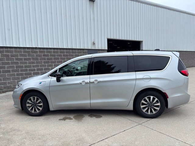 Used 2024 Chrysler Pacifica Limited FWD image 8