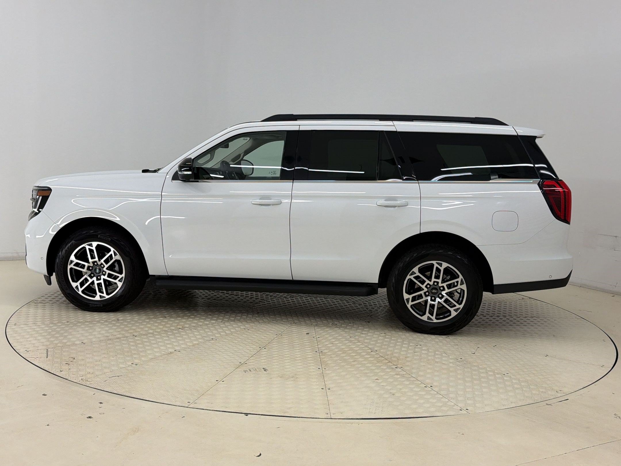 Certified 2025 Ford Expedition Active AWD/4WD image 2