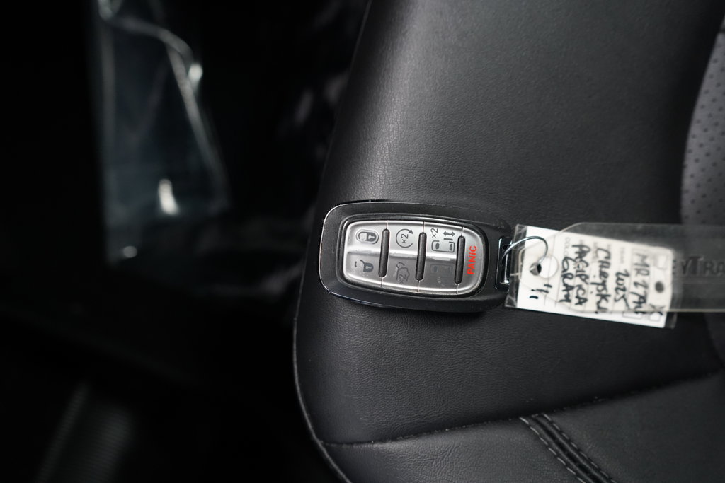 Used 2025 Chrysler Pacifica Select FWD image 35