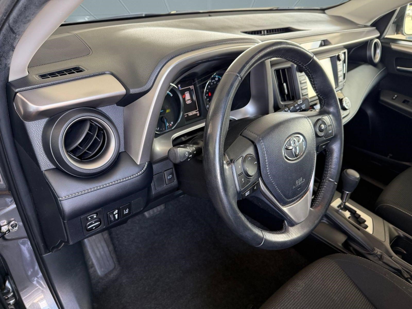 Used 2018 Toyota RAV4 XLE AWD/4WD image 4