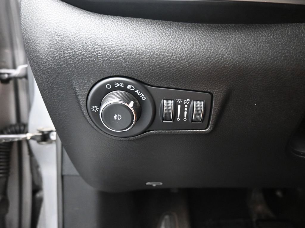 Used 2023 Jeep Compass Latitude image 40
