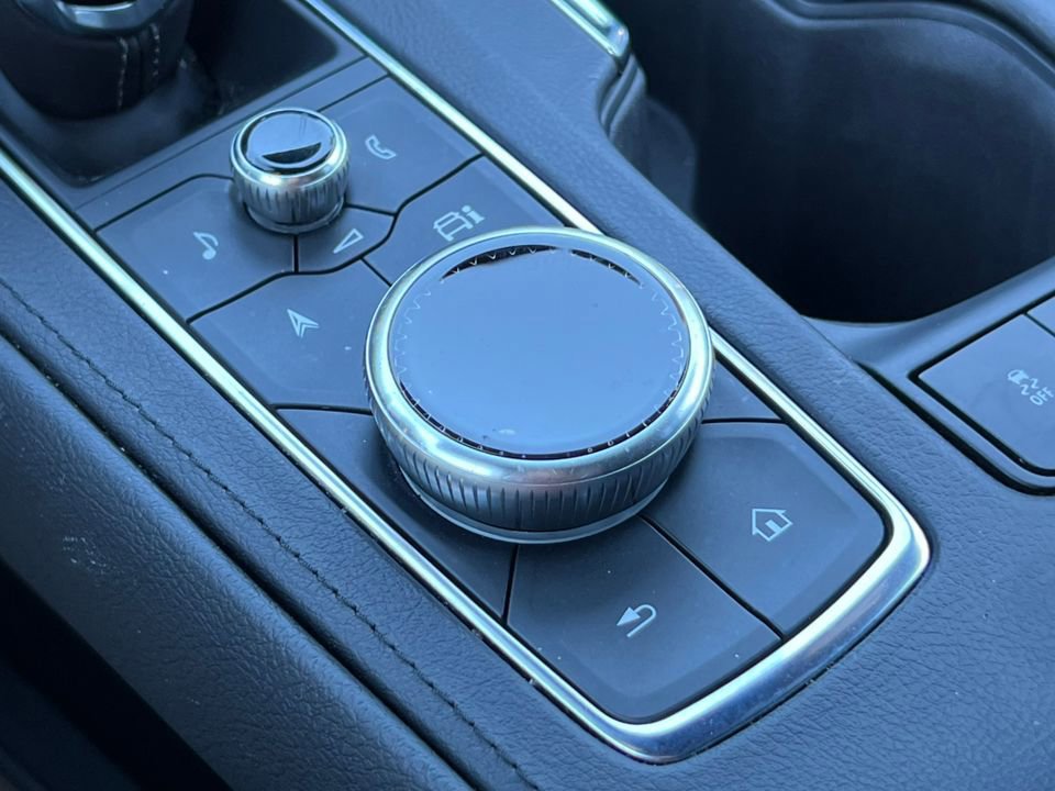 Used 2025 Cadillac XT4 Premium Luxury image 28