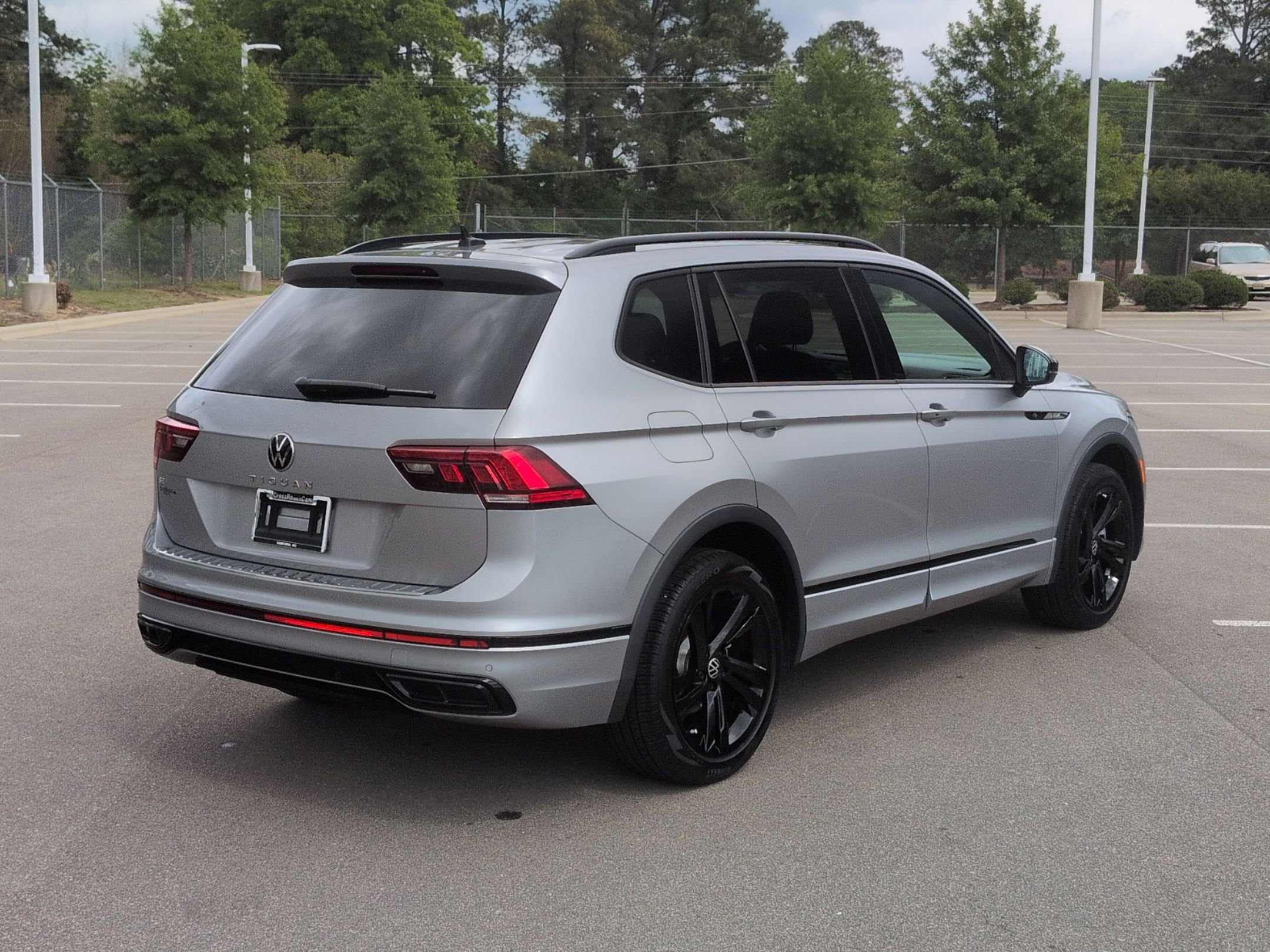 Used 2023 Volkswagen Tiguan SE R-Line FWD image 4