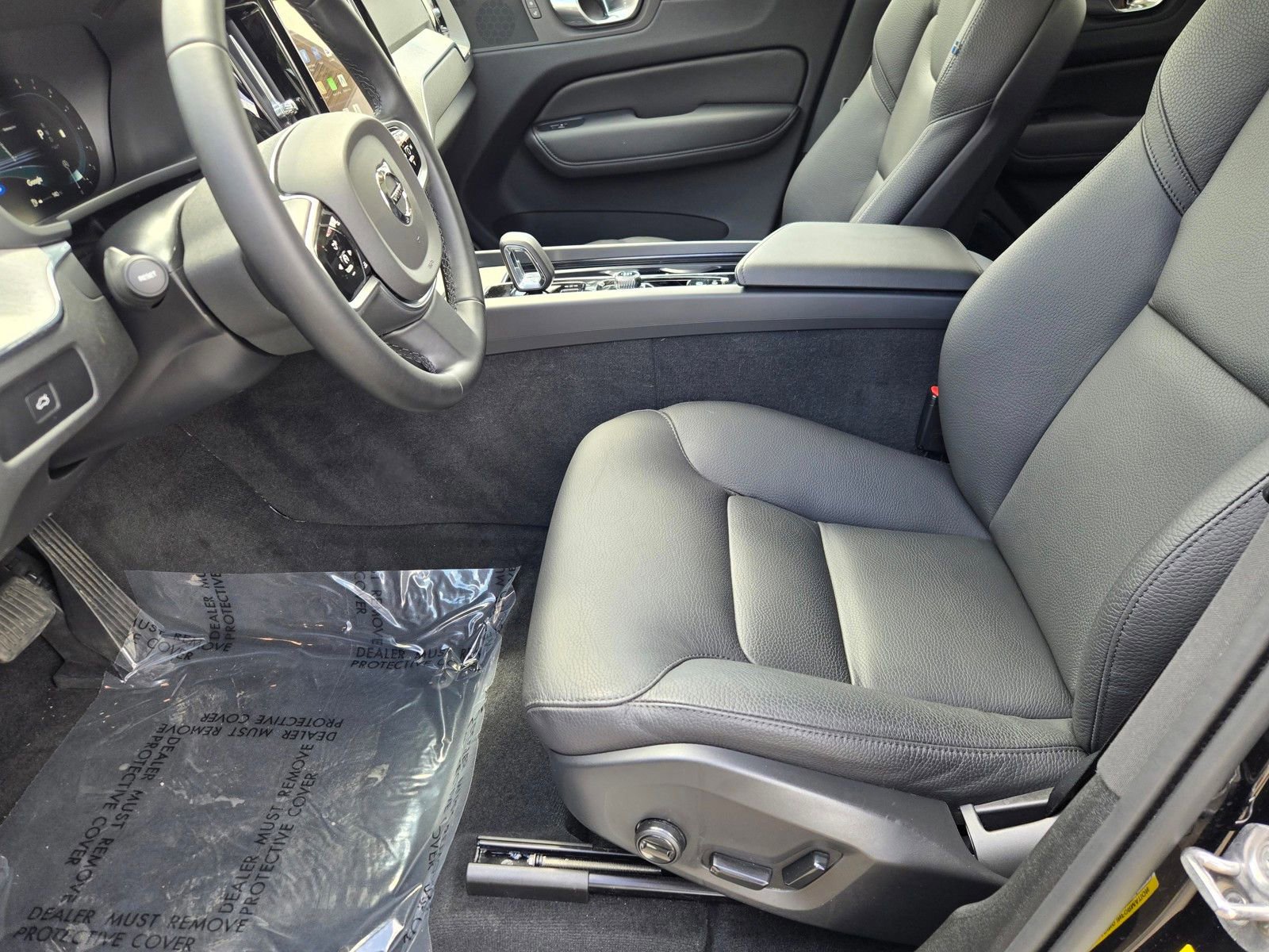 Used 2025 Volvo XC60 B5 Plus AWD/4WD image 28