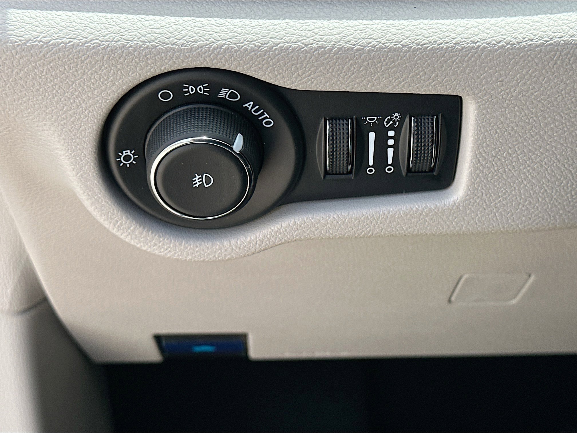 Used 2024 Chrysler Pacifica Touring-L FWD image 10