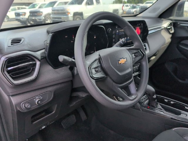 Used 2025 Chevrolet TrailBlazer LT w/ Driver Confidence Package FWD image 11