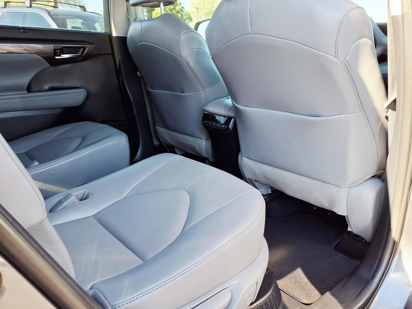 Used 2021 Toyota Highlander Limited image 13