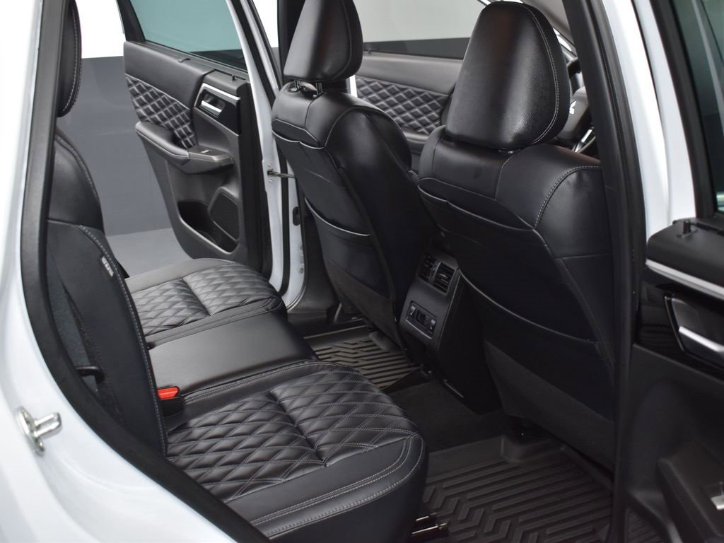 Used 2023 Mitsubishi Outlander SEL image 11