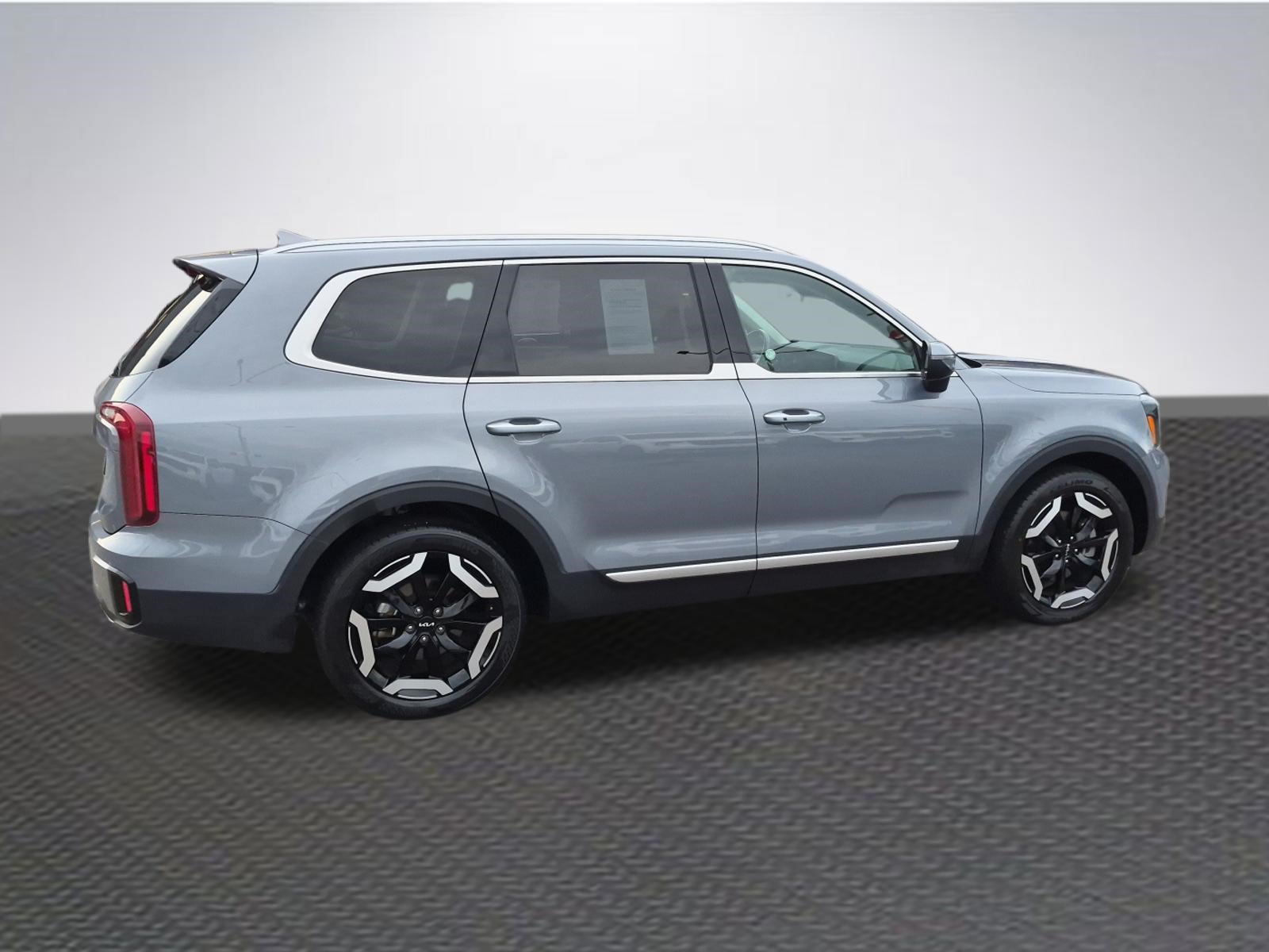 Used 2025 Kia Telluride S FWD image 4
