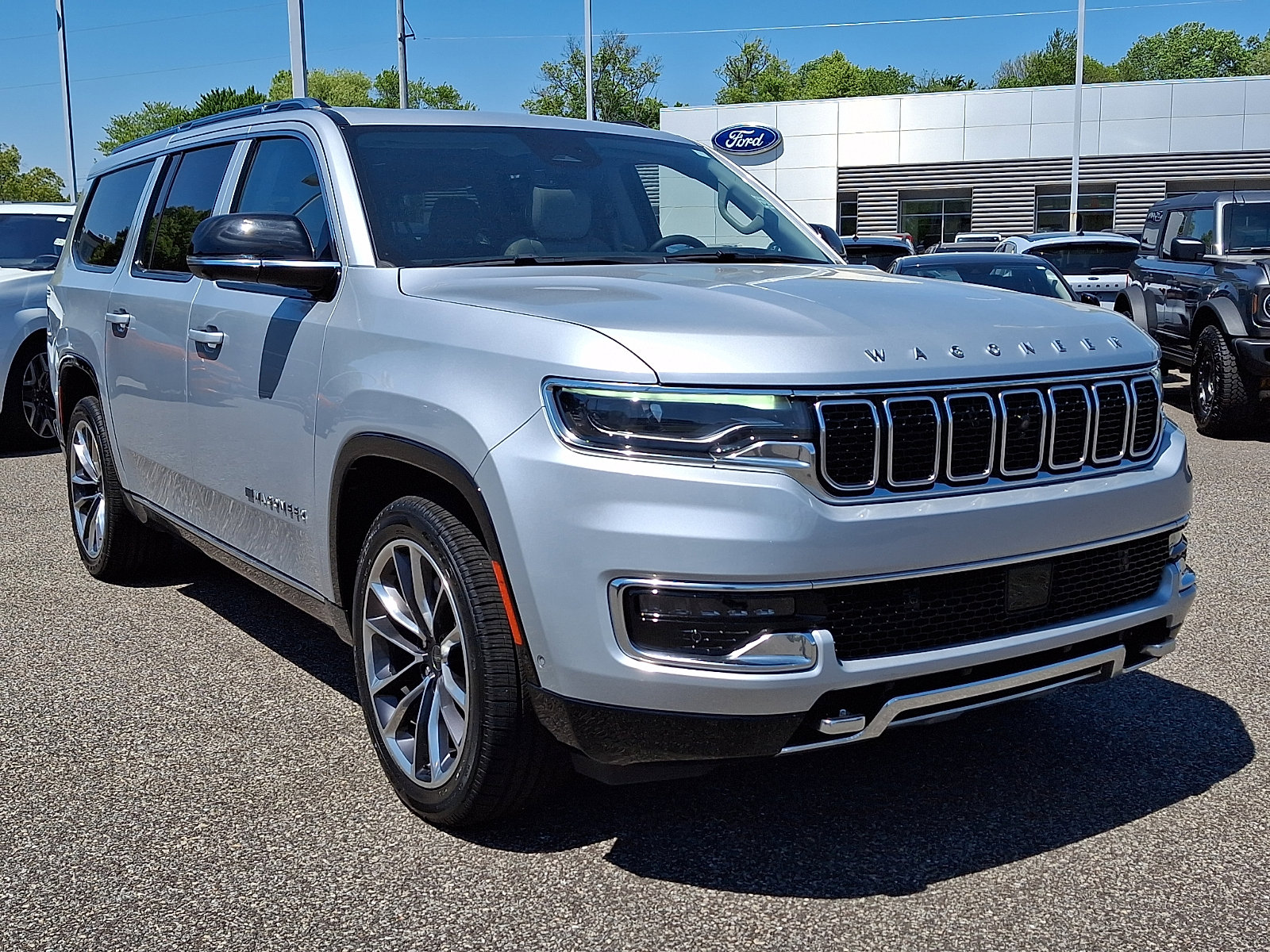 Used 2024 Jeep Wagoneer L Series III w/ Premium Group I AWD/4WD image 2
