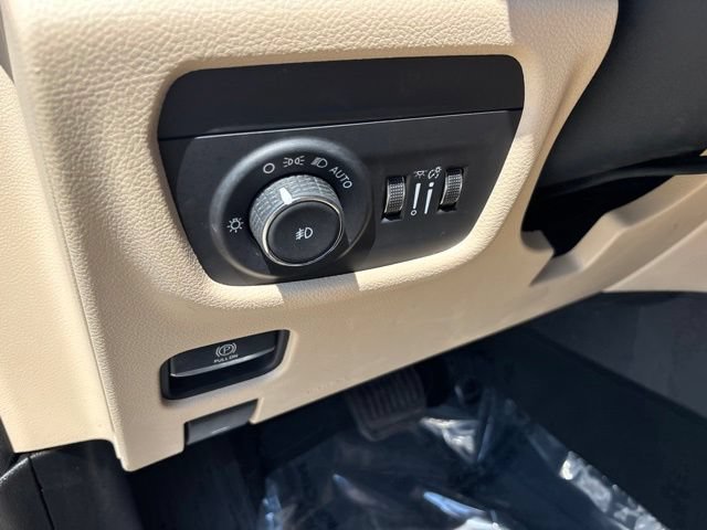 Used 2023 Jeep Grand Cherokee Limited AWD/4WD image 17
