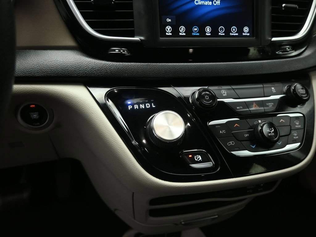 Used 2020 Chrysler Voyager Lxi image 16