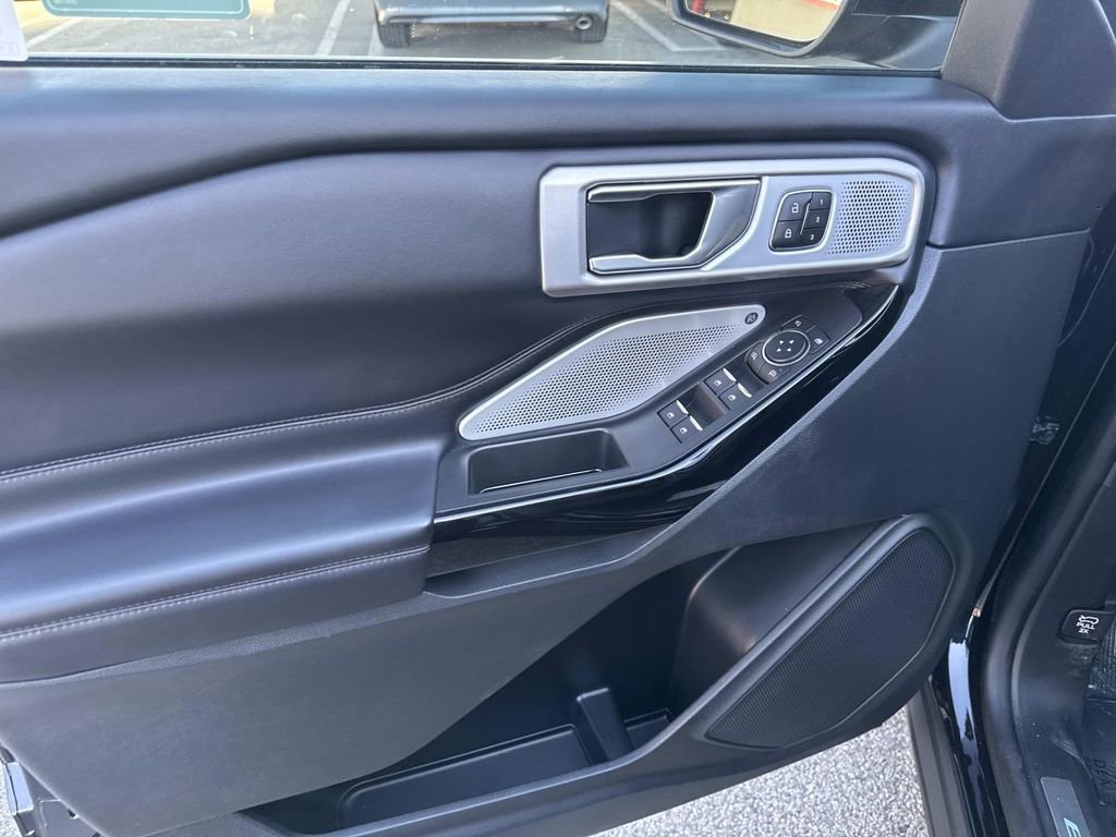 Certified 2022 Ford Explorer Platinum w/ Equipment Group 601A image 17