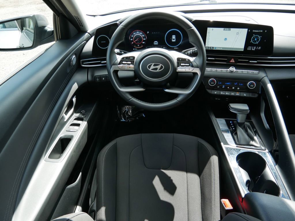Used 2025 Hyundai Elantra SEL FWD image 12
