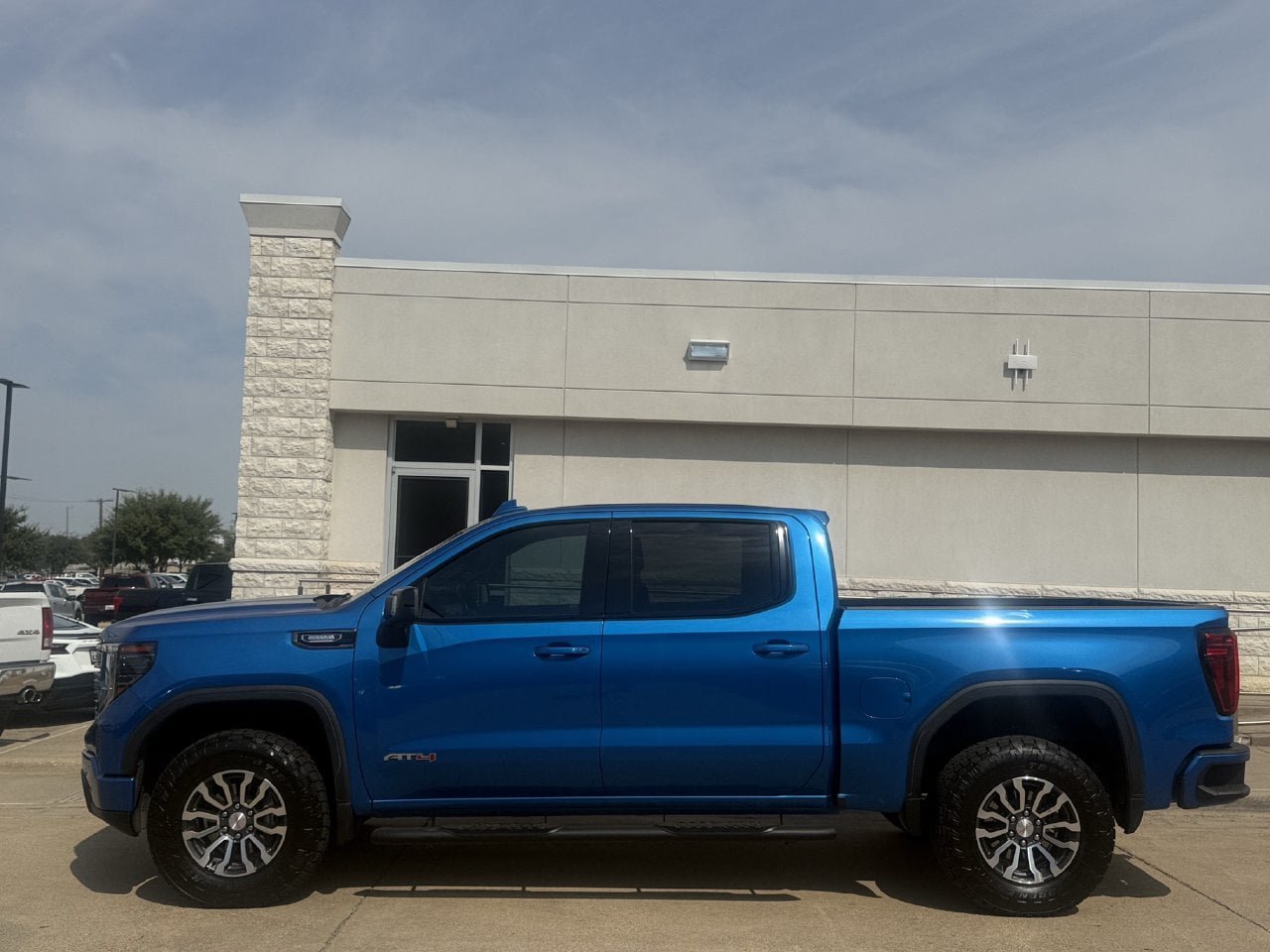 Used 2023 GMC Sierra 1500 AT4 w/ AT4 Premium Package AWD/4WD image 3
