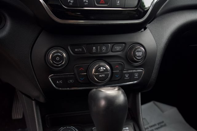 Used 2022 Jeep Cherokee Limited AWD/4WD image 22