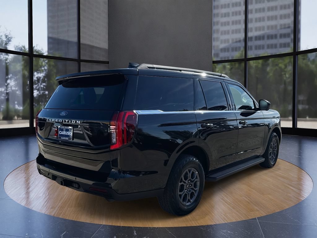 Certified 2025 Ford Expedition Active RWD image 3