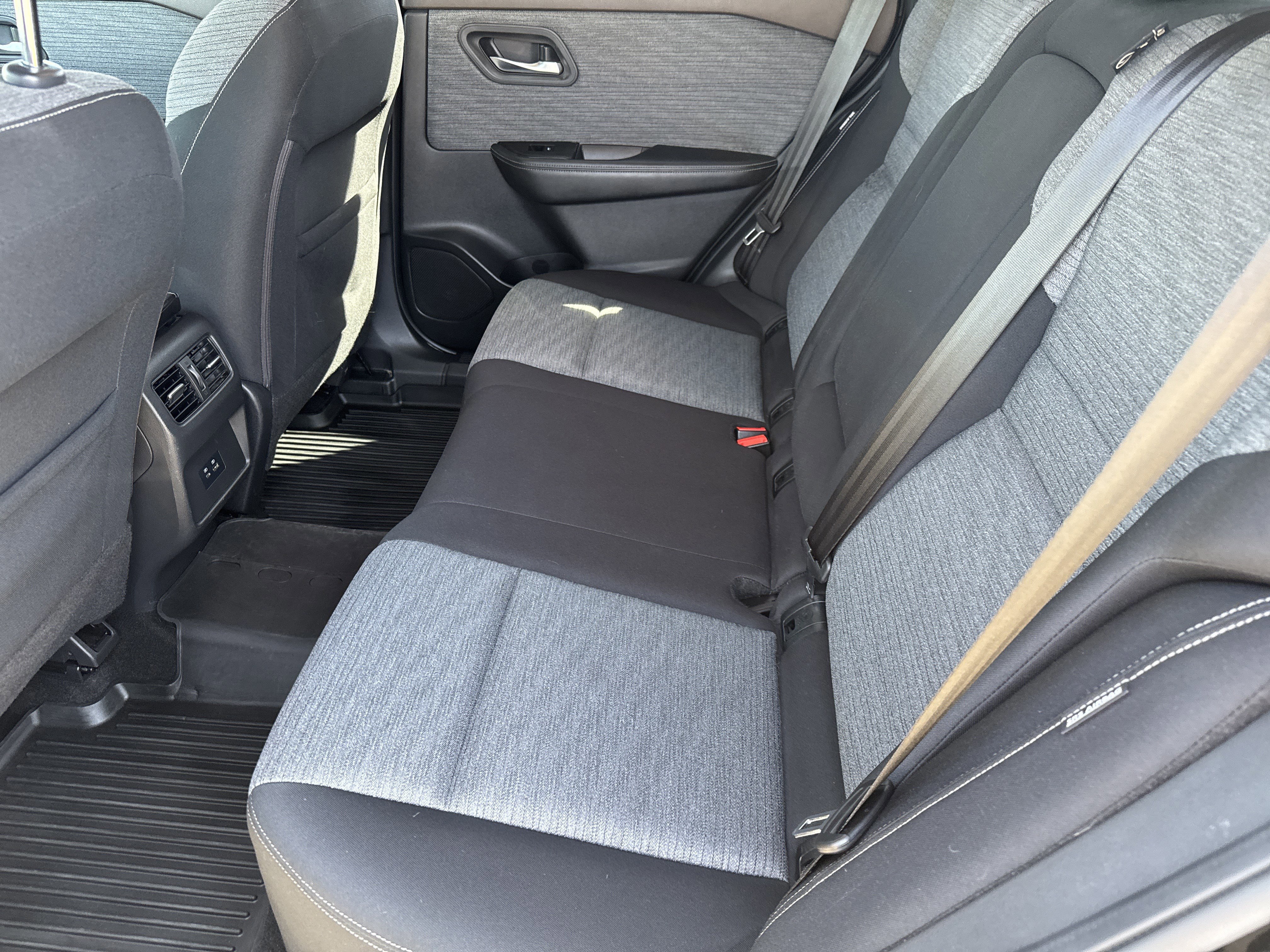 Used 2021 Nissan Rogue SV image 11