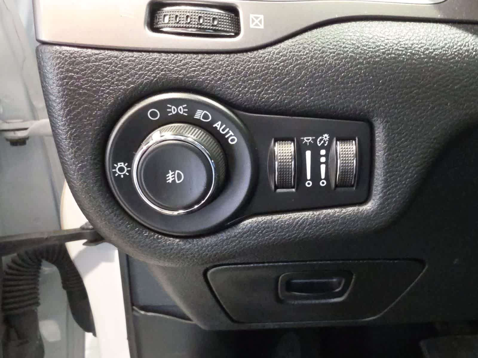 Used 2021 Jeep Cherokee Latitude Lux AWD/4WD image 17
