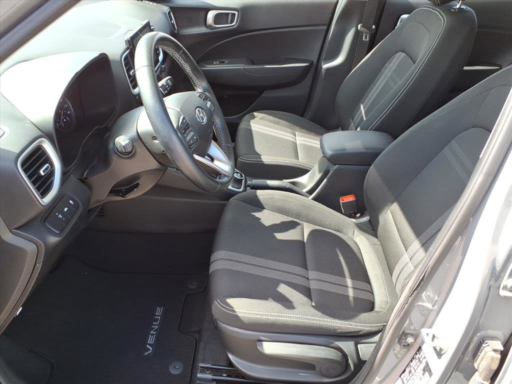 Used 2022 Hyundai Venue SEL FWD image 5