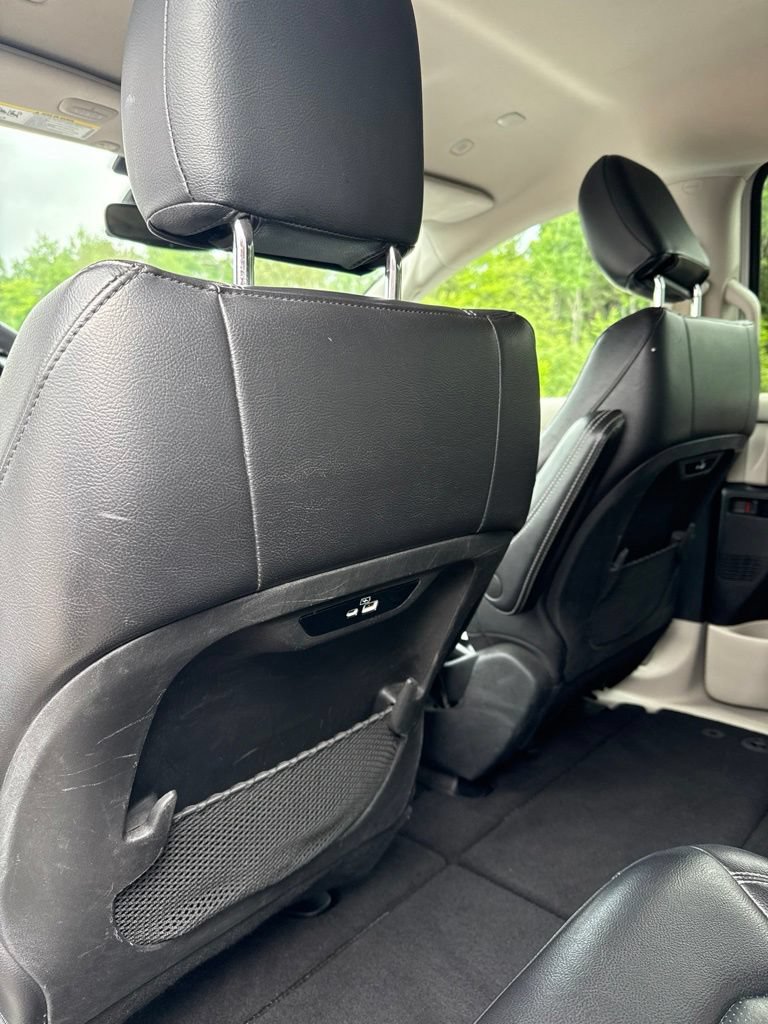 Used 2022 Chrysler Pacifica Touring-L FWD image 13