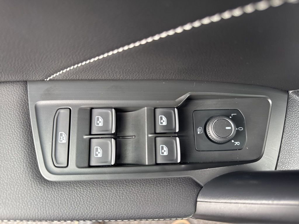 Used 2024 Volkswagen Tiguan SE R-Line image 15