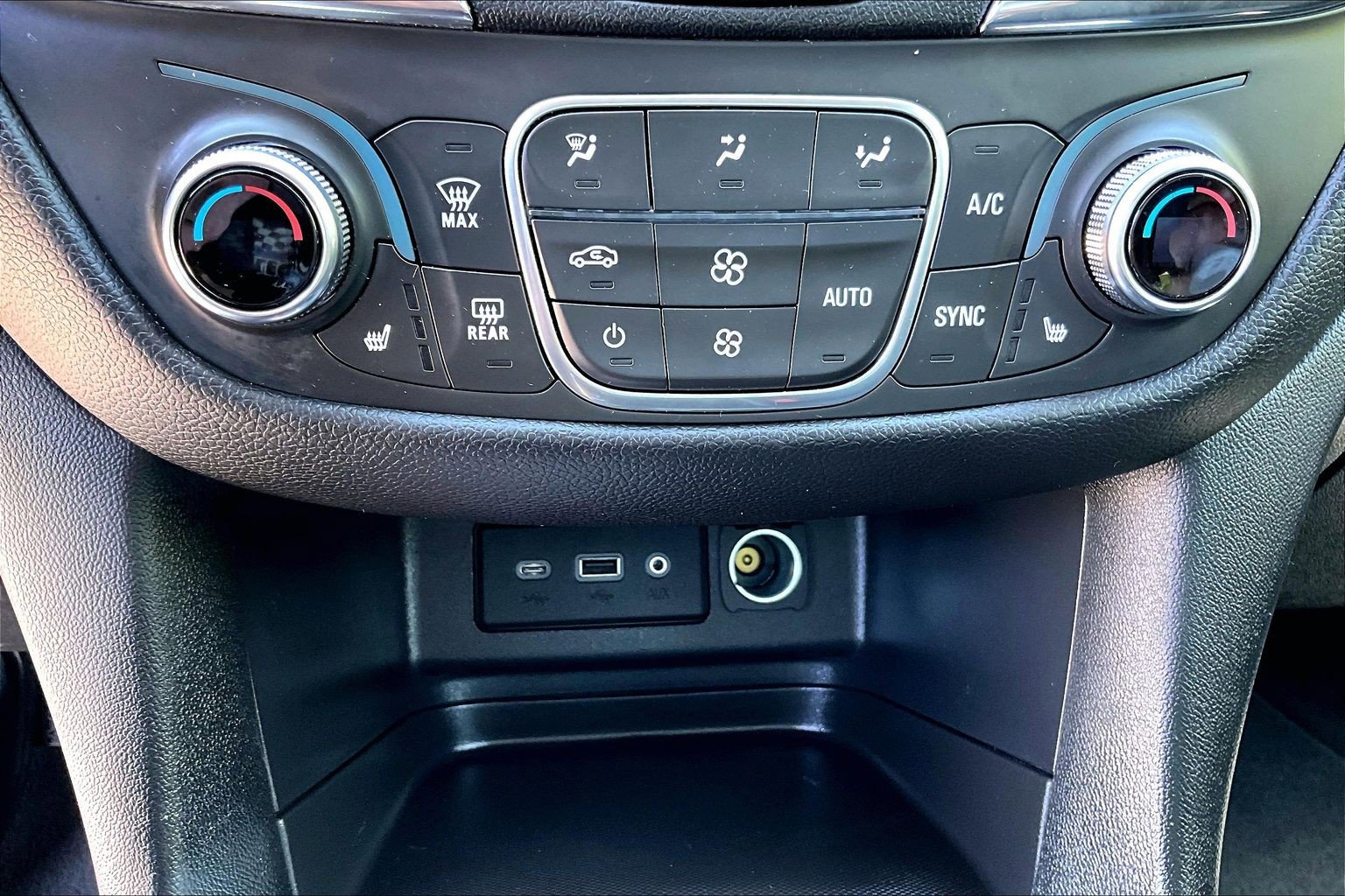 Used 2019 Chevrolet Equinox LT FWD image 24