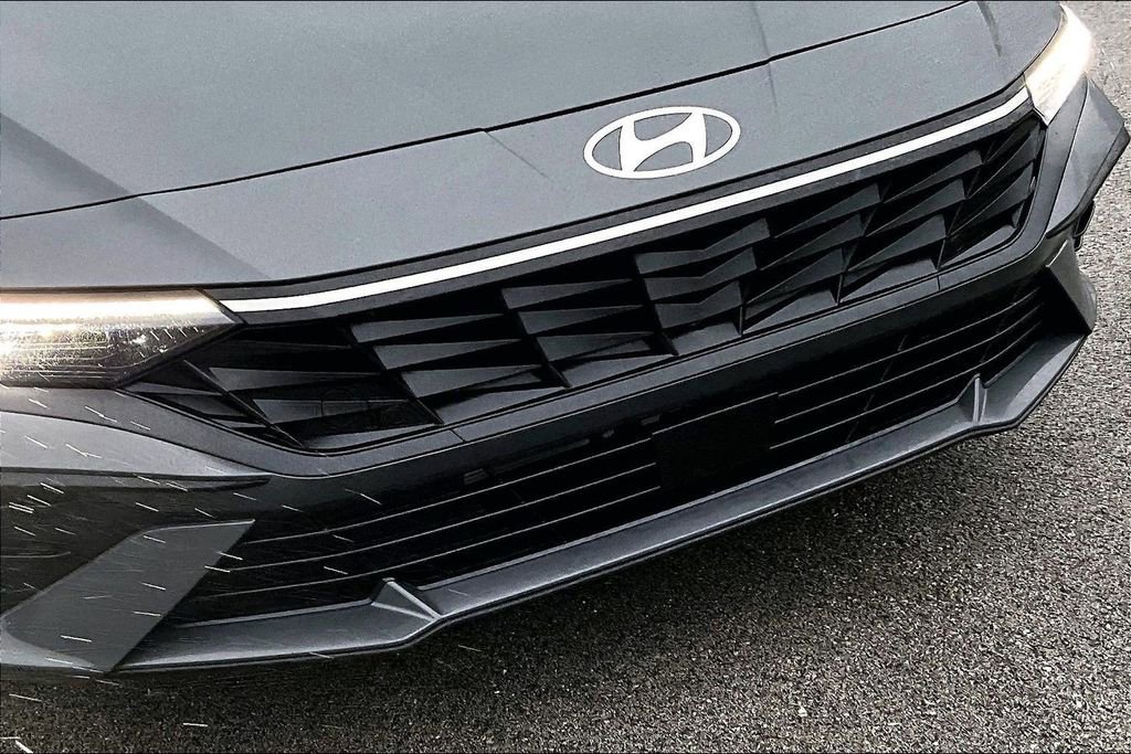Used 2025 Hyundai Elantra SEL FWD image 30