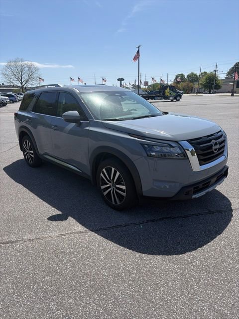 Used 2025 Nissan Pathfinder Platinum image 6