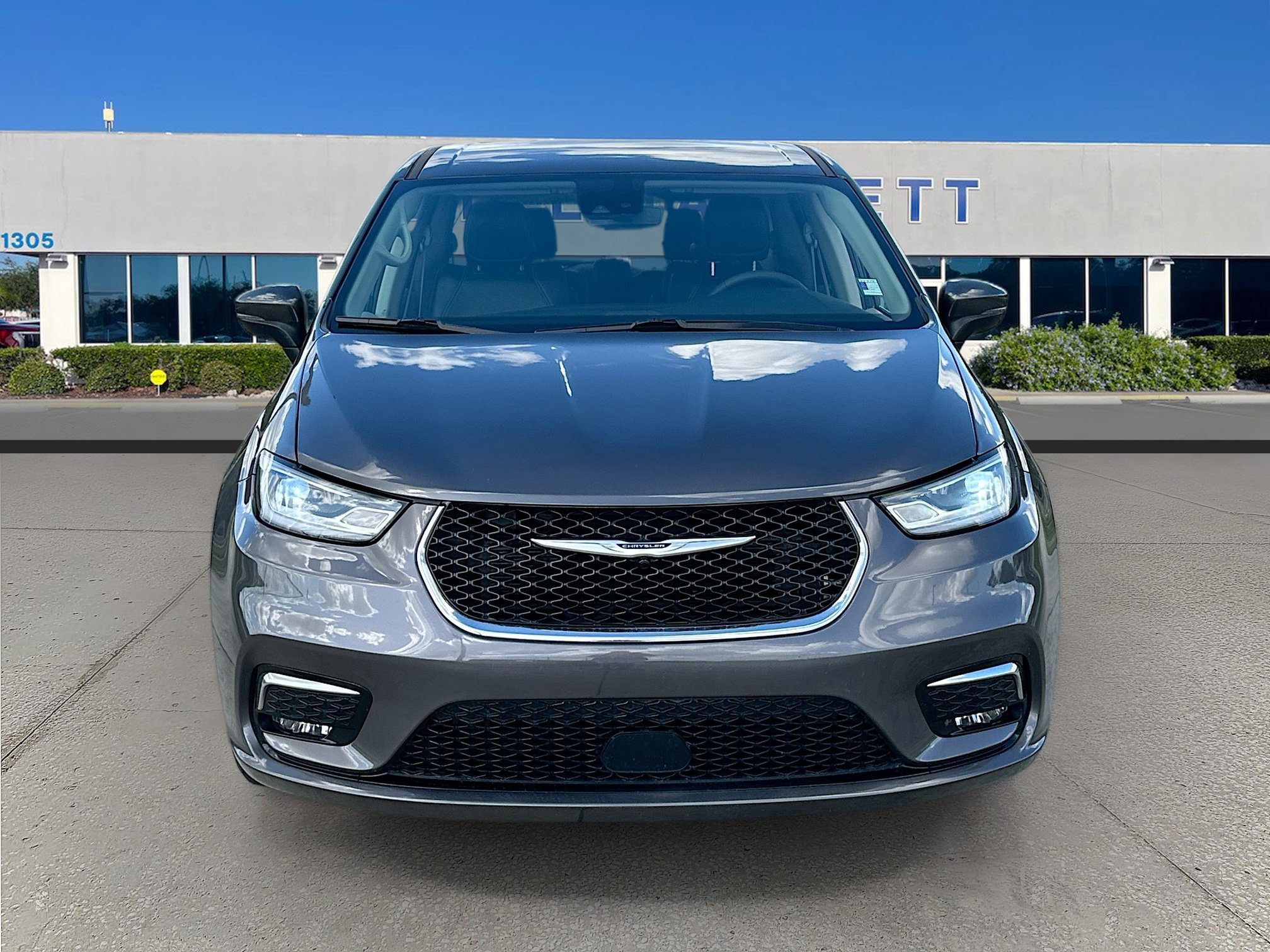 Used 2023 Chrysler Pacifica Touring-L image 8