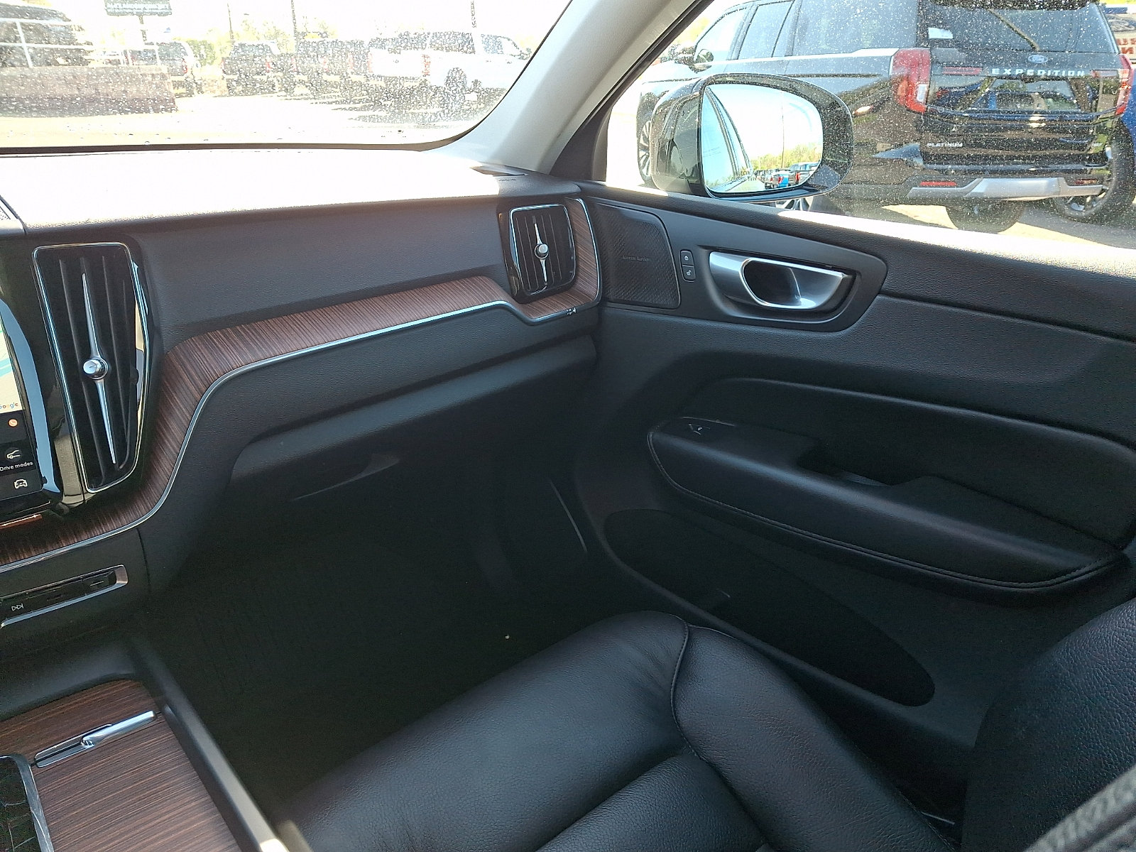 Used 2024 Volvo XC60 B5 Plus w/ Climate Package AWD/4WD image 16
