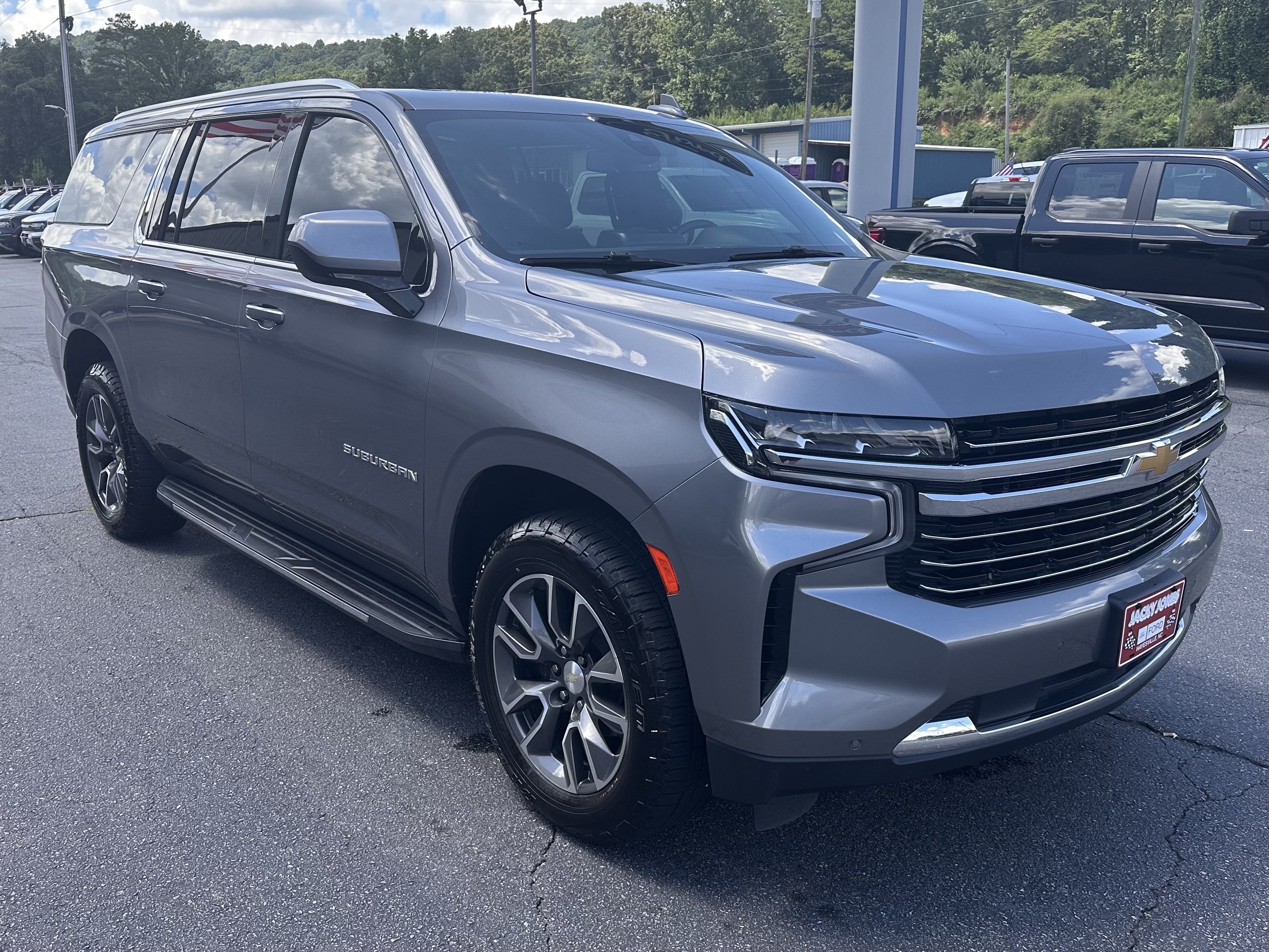 Used 2022 Chevrolet Suburban LT AWD/4WD image 4