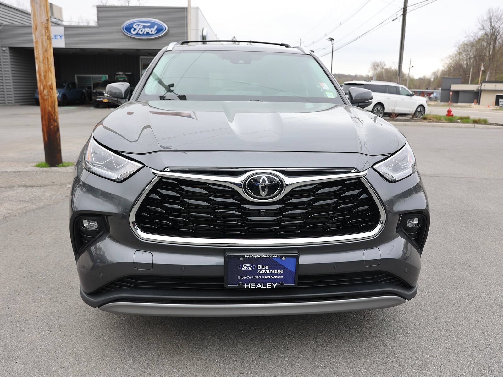 Used 2023 Toyota Highlander Platinum AWD/4WD image 2
