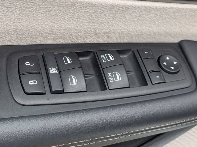 Used 2024 Chrysler Pacifica Touring-L FWD image 15