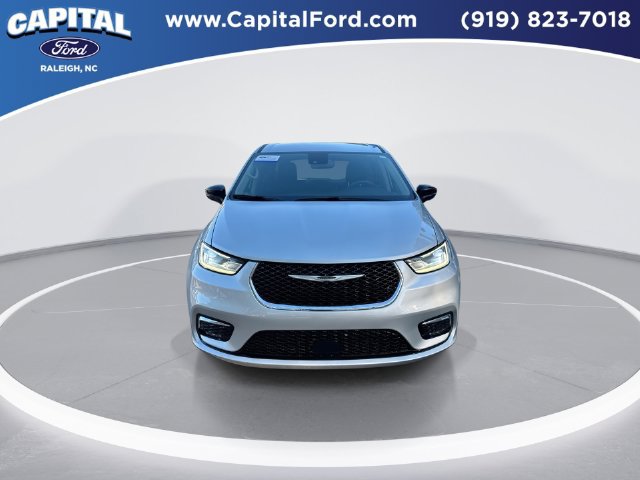 Used 2024 Chrysler Pacifica Touring-L FWD image 3