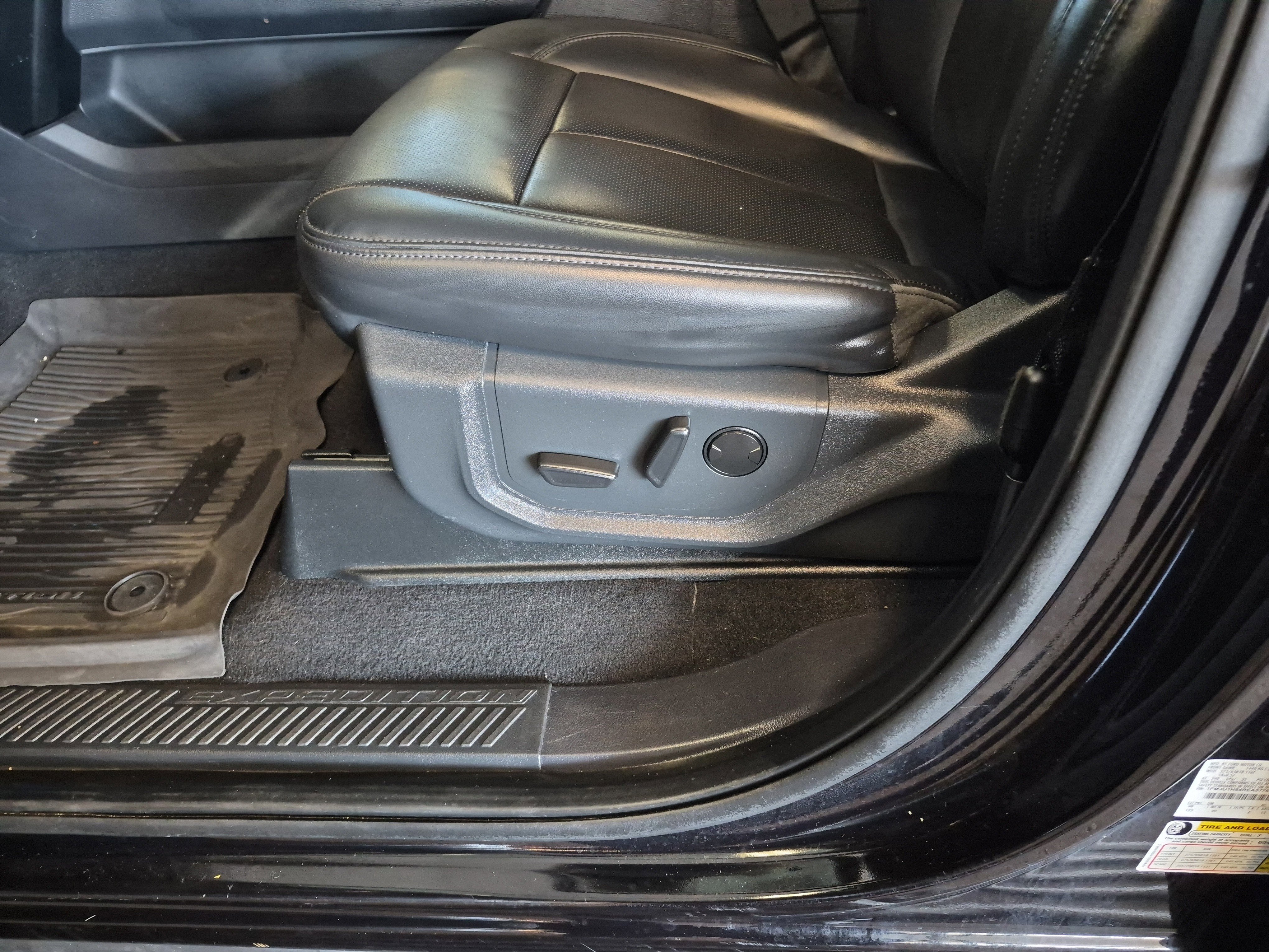 Certified 2024 Ford Expedition XLT image 11