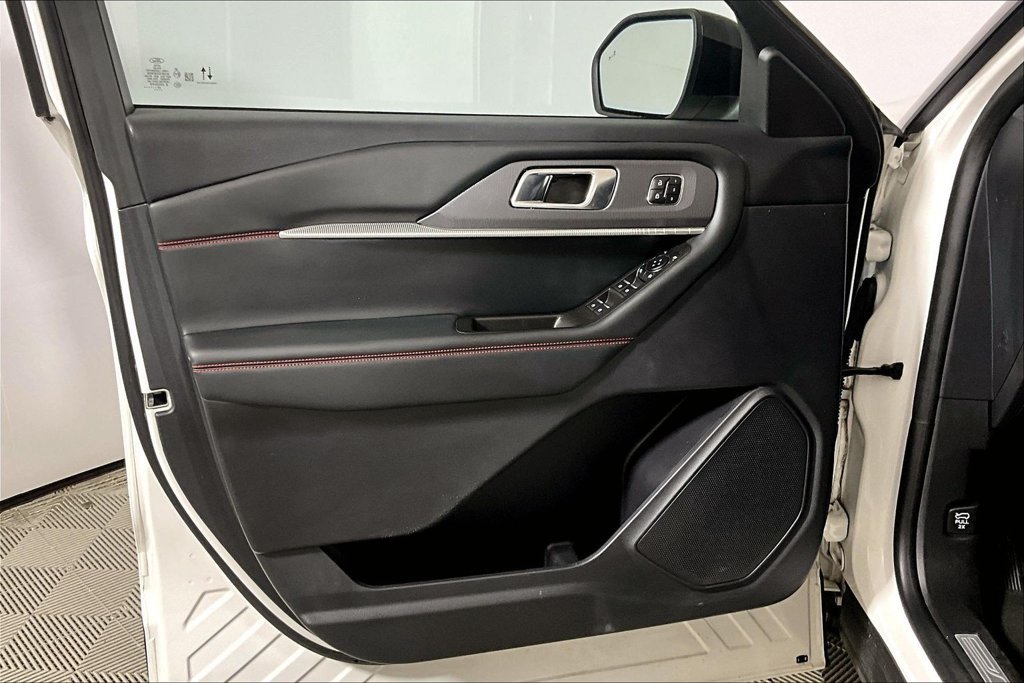 Certified 2025 Ford Explorer ST-Line w/ Premium Package RWD image 18
