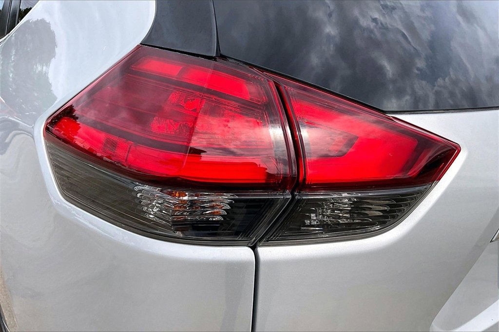 Used 2017 Nissan Rogue SL w/ SL Premium Package image 20