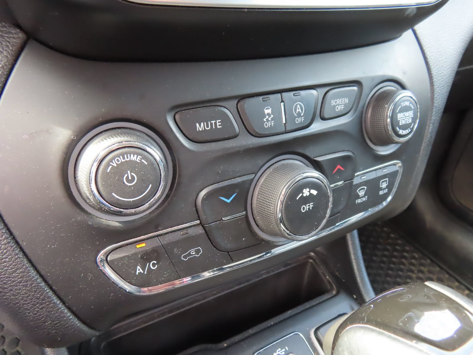 Used 2019 Jeep Cherokee Latitude Plus AWD/4WD image 24