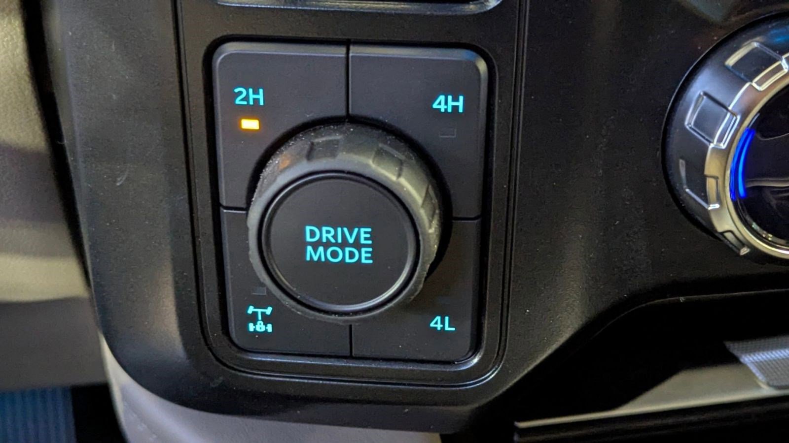 Certified 2025 Ford F350 Platinum w/ Platinum Plus Package image 28