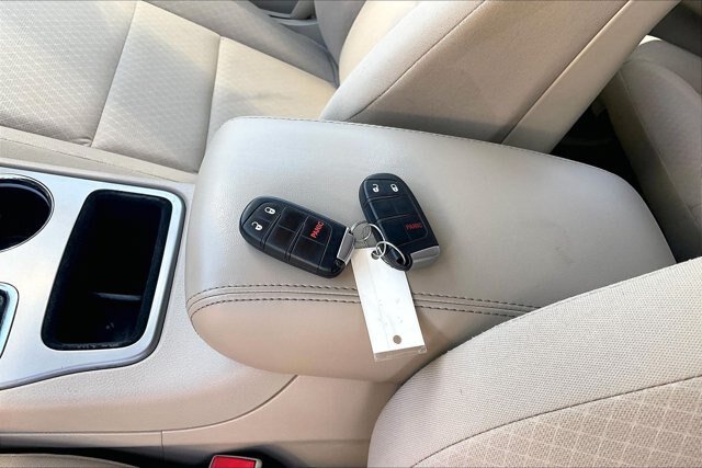 Used 2022 Jeep Grand Cherokee Laredo E AWD/4WD image 9