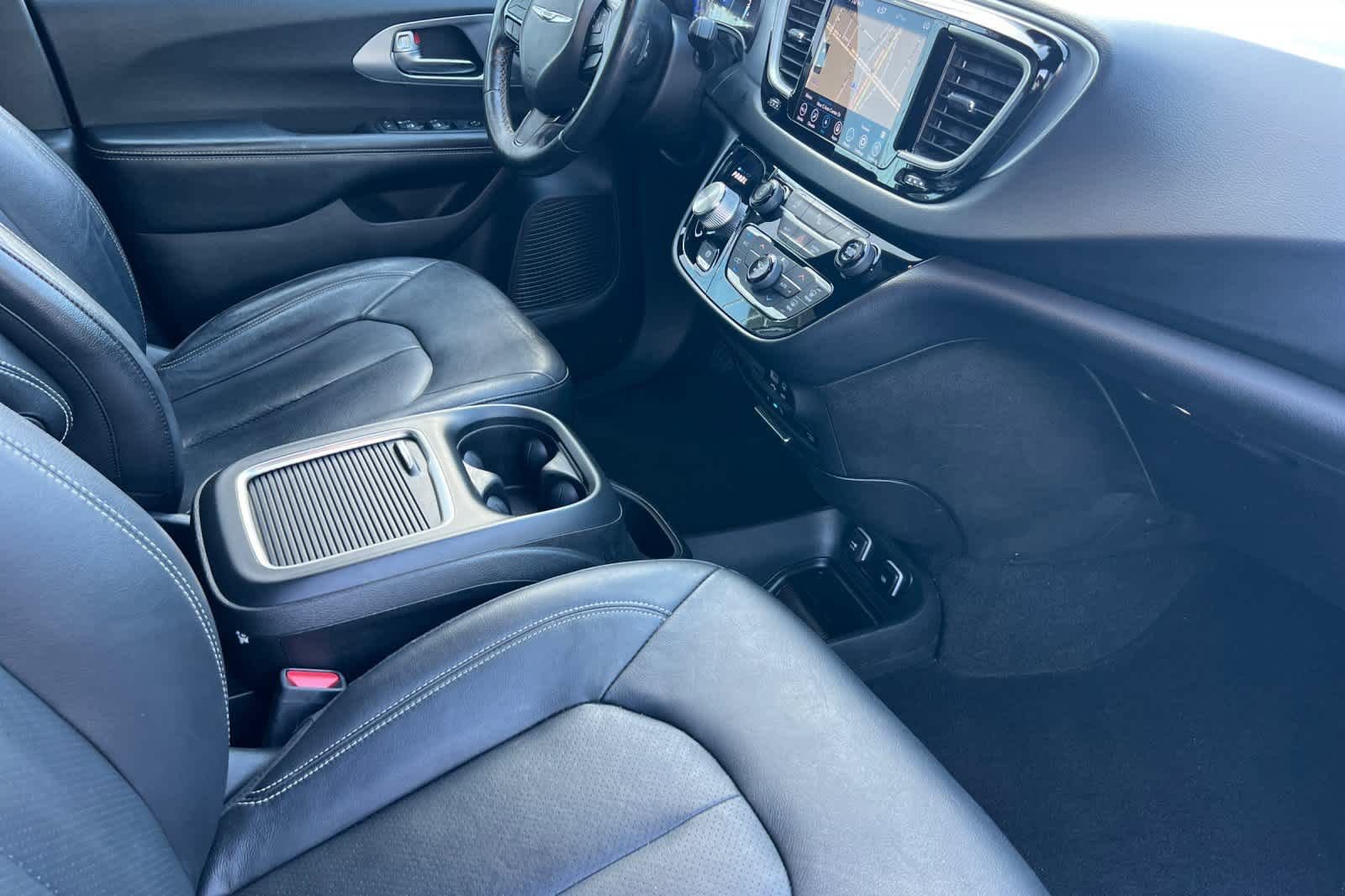 Used 2020 Chrysler Pacifica Touring-L Plus w/ S Appearance Package FWD image 18