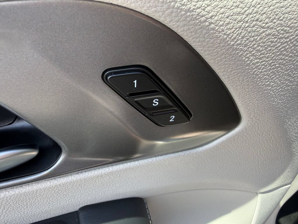 Used 2024 Chrysler Pacifica Touring-L FWD image 16