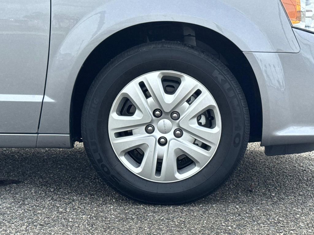 Used 2018 Dodge Grand Caravan SE w/ UConnect Hands-Free Group image 31