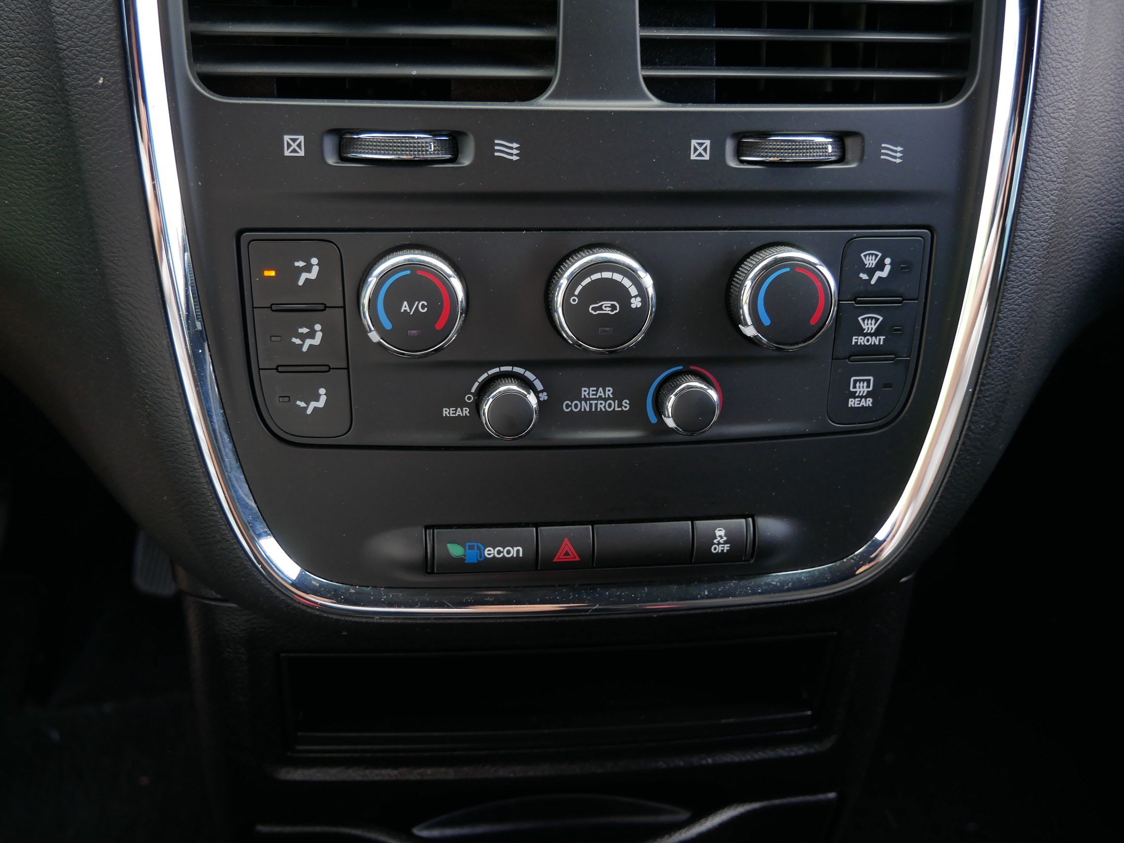 Used 2018 Dodge Grand Caravan SE FWD image 23