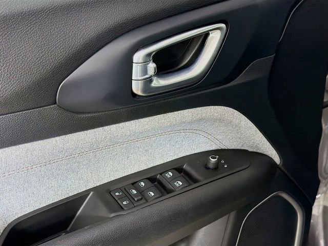 Used 2022 Jeep Compass Latitude w/ Sun and Sound Group AWD/4WD image 21