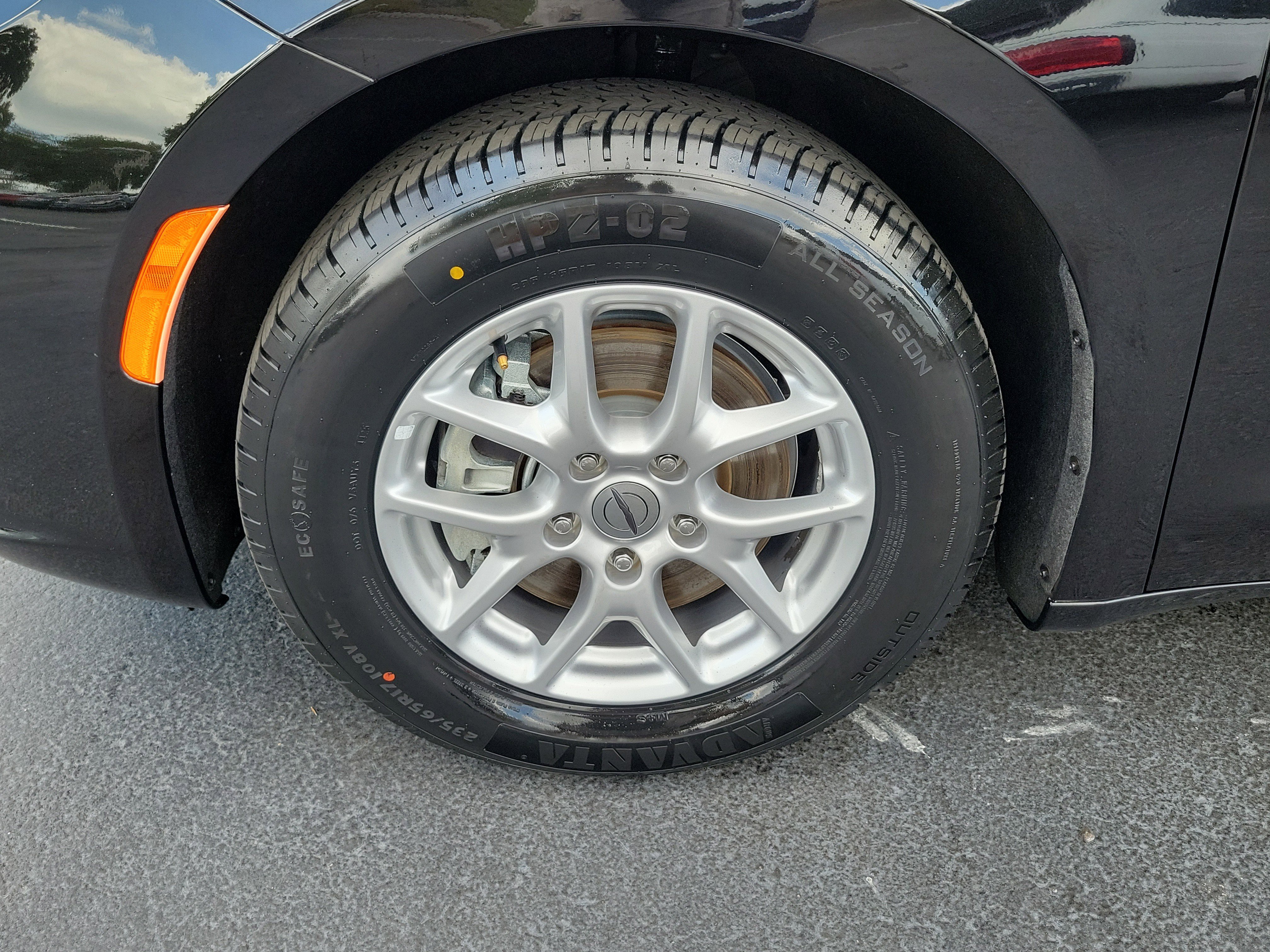 Used 2024 Chrysler Pacifica Touring-L FWD image 5